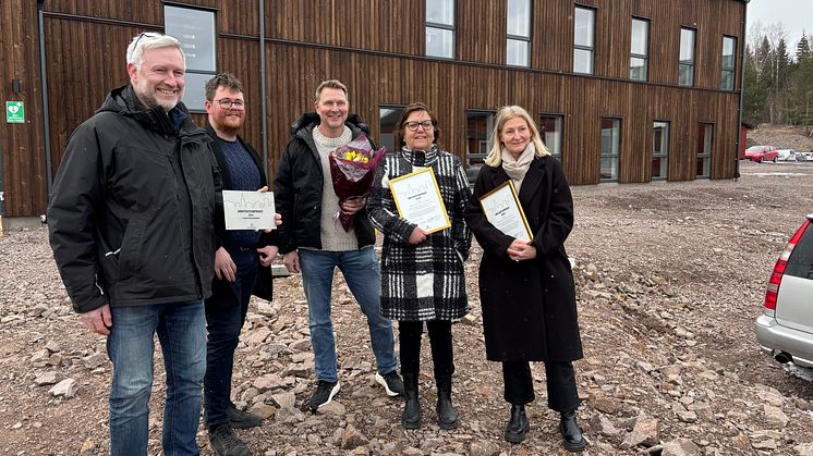 Mottagare av arkitekturpriset 2024 - Bergs Mekaniska. På bilden från vänster: Morgan Berg, vd, Emil Olsson, Per-Inge Berg, vvd, Kristina Olsson, personalchef och  Anki Haasma, arkitekt, Tengbom, Karlstad