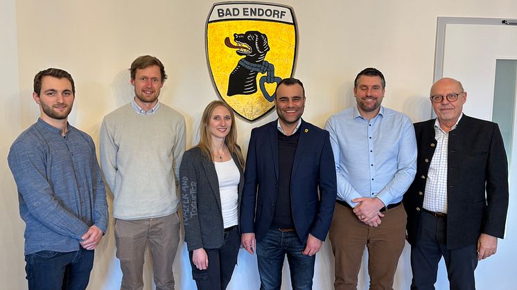 Bürgermeister Alois Loferer (4.v.li.) startete die Wärmeplanung mit (v.li.) Béla van Rinsum und Nils Schild von INEV, Klimaschutzmanagerin Cindy Hesl, Projektleiter Steffen Mayer (Bayernwerk Netz GmbH) sowie Jens-Folkard Schmidt (Bauamtsleiter).
