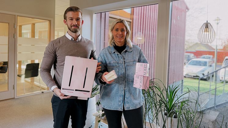 Viktor Magnebrink och Elin Persson, medarbetare på Sparbanken Eken, är glada över den nya Herboxlösningen.