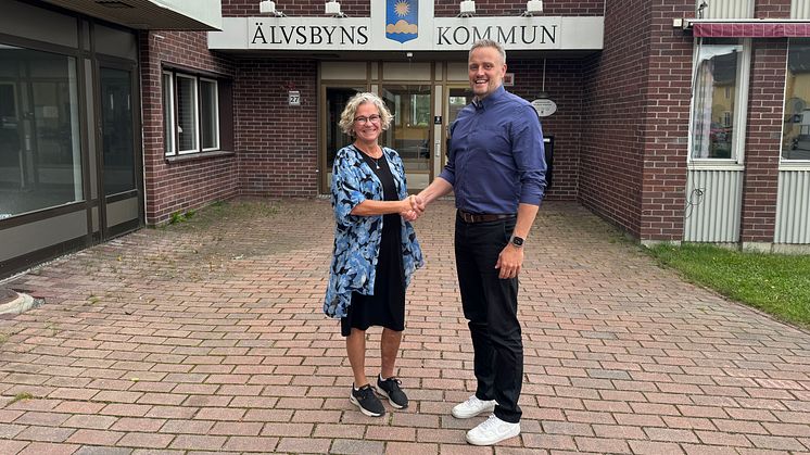 Yvonne Westerlund, konceptägare för Vivum på Riksbyggen och kommunalstyrelsens ordförande Johan Dahlqvist