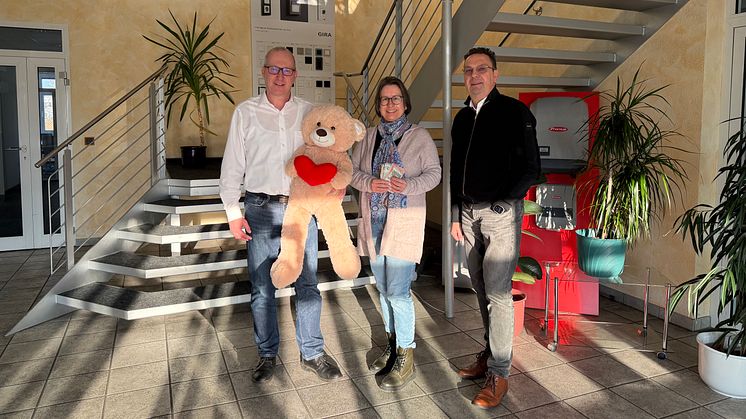 Axel Kühne (l.) und Mario Raböse (r.) übergeben die Spenden an Kerstin Stadler (Bärenherz)