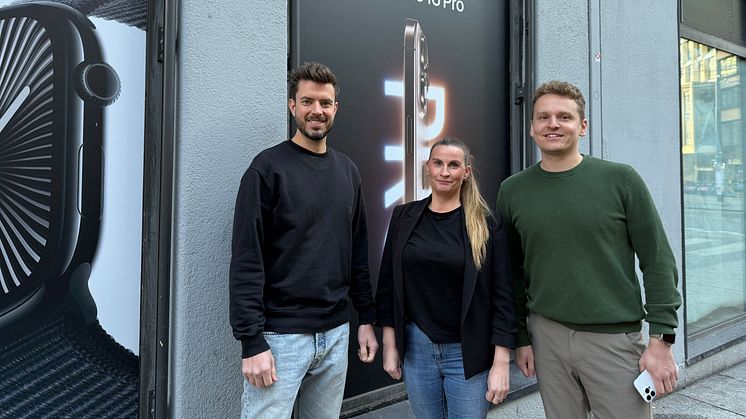 Fra høyre: Anders Skjøstad - Butikksjef i Eplehuset Storgata, Nadja Sørensen - HR-sjef i Eplehuset og Administrende direktør i Eplehuset, Espen Berger utenfor Eplehuset Storgata 17 før butikken har åpnet. Bilde: Eplehuset