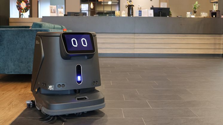 Test im Hotel-Lab: Reinigungsroboter im Foyer des Pear Hotels (Foto: LIEBLANG Gruppe)