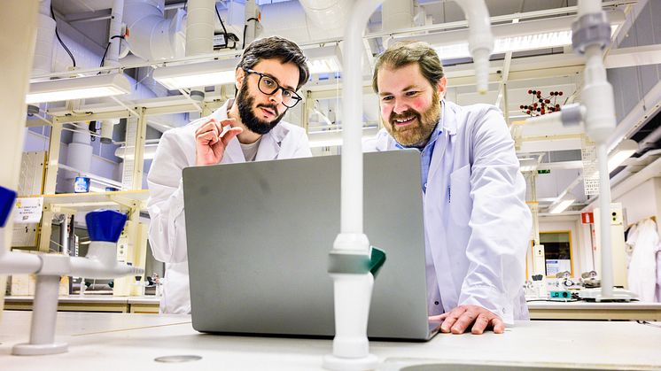 Claudio Mirabello och Björn Wallner har utvecklat Alphafold ytterligare så att verktyget nu kan nu kan ta in information från experiment och partiella data samt förutsäga väldigt stora och komplexa proteiner. Foto: Thor Balkhed