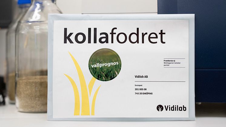 Vid en vallprognos analyseras näringsvärdet i växande vall genom provklipp. Detta gör det möjligt att förutse bästa skördetillfälle för att uppnå önskat näringsinnehåll.   