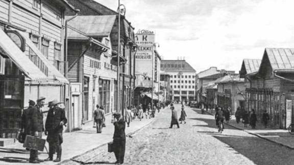 Jyväskylän Kauppakatu på 1940-talet. I slutet av gatan står ARE affärsbyggnad.