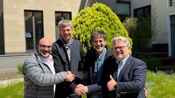 Joubin Rahimi (Geschäftsführer synaigy), Klaus Cloppenburg, Robert Birker (Geschäftsführer interactive tools), Felix Binsack (Geschäftsführer TIMETOACT GROUP) (v.l.n.r.). Foto TTA