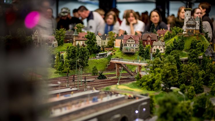 Visitors behind the system in the Hamburg section with Altona station; Miniatur Wunderland © Miniatur Wunderland