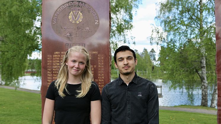 Moa Kristiansson och Morre Rezai är årets kranskulla och kransmas i Vansbrosimningen. Foto: Åsa Larsson/Vansbrosimningen