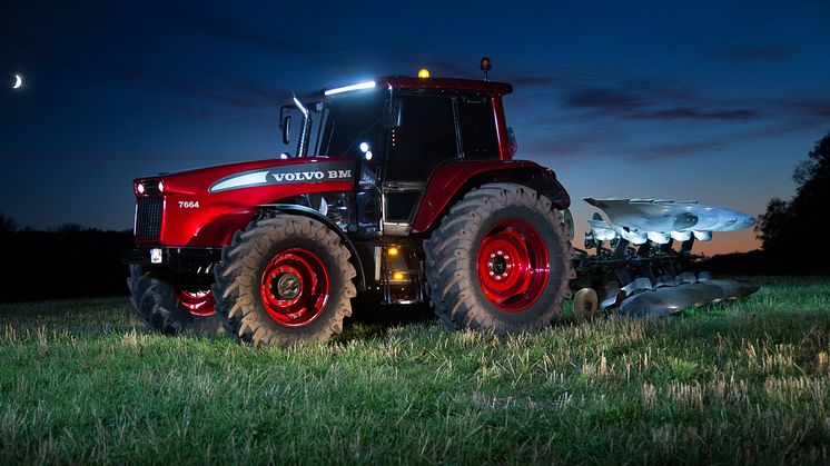 Die Traktorenmarke Volvo BM gibt es nicht mehr – zumindest nicht als Neufahrzeug, da die Produktion vor fast 40 Jahren endete. Doch dank Olsson Parts und einem breiten Ersatzteilsortiment sind diese zuverlässigen Maschinen auf vielen Bauernhöfen weit
