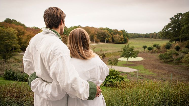 Undersökning visar att många svenskar reser för att förbättra relationen