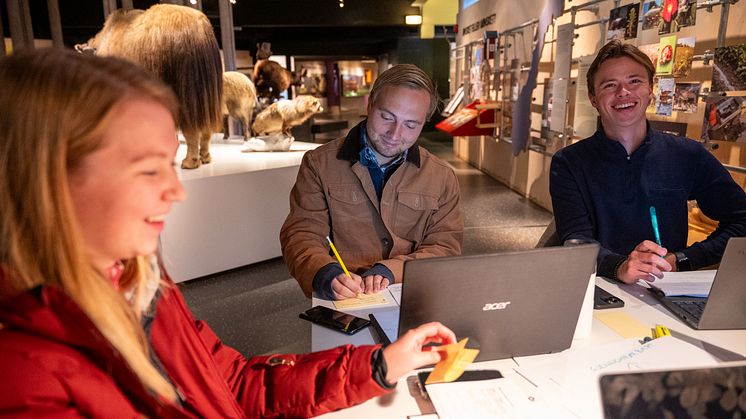 PÅ MUSEUM: Blant utstoppende dyr og andre gjenstander fra fortiden, leter studentene etter løsninger for fremtiden (Foto: Ali Suliman/Anno)