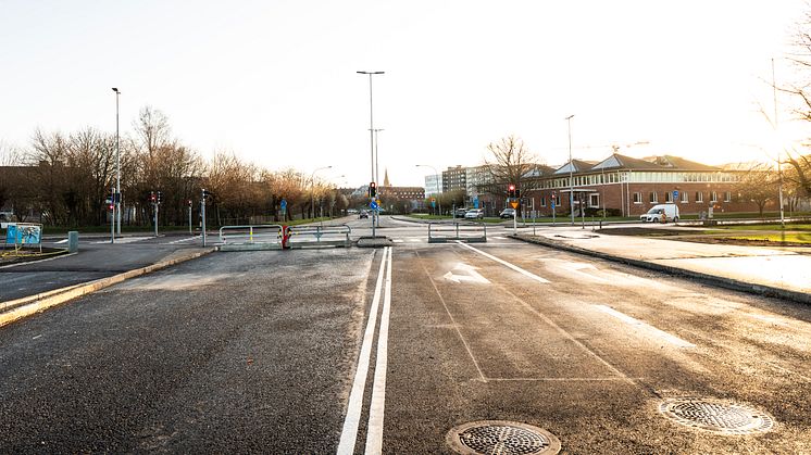 Öresundsvägen har gjorts om till stadsgata kantad med gång- och cykelvägar, ny belysning och ett 70-tal träd.