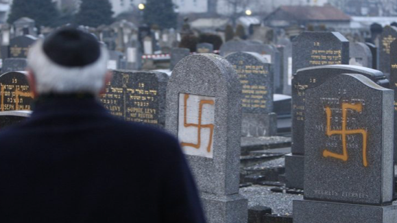 Undervisningsmaterialet "Antisemitism – då och nu" är framtaget för att ge lärare verktyg att hantera antisemitism i klassrummet och se till att elever får grundläggande kunskaper i ämnet.