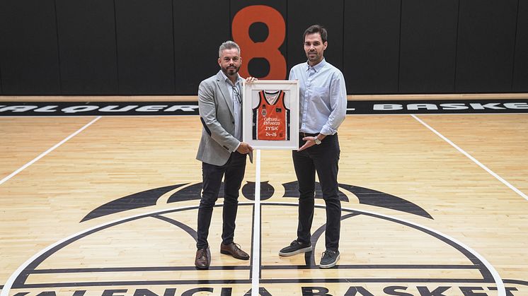 Carlos Haba, Director JYSK España y Portugal firma el acuerdo de patrocinio con Enric Carbonell, Director General de Valencia Basket