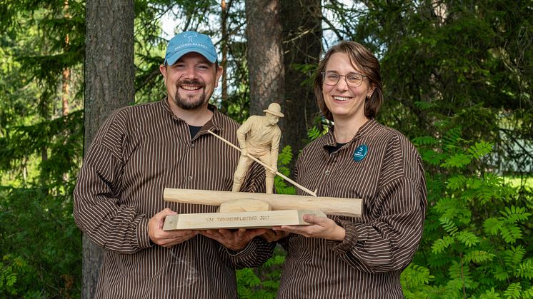 VM-DOMMERE: Lars Erik Rønningen fra Skogselskapet og Lise Cats Myhre fra Anno Norsk skogmuseum er dommere og skal fredag bestemme hvem som overtar verdensmestertittelen og trofeet i VM i tømmerfløting. (Foto: Natalie Sørlie/Anno)