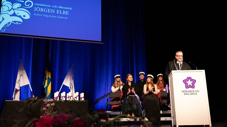 Högskolan Dalarnas rektor Jörgen Elbe håller installationstal vid akademisk högtid 2025.