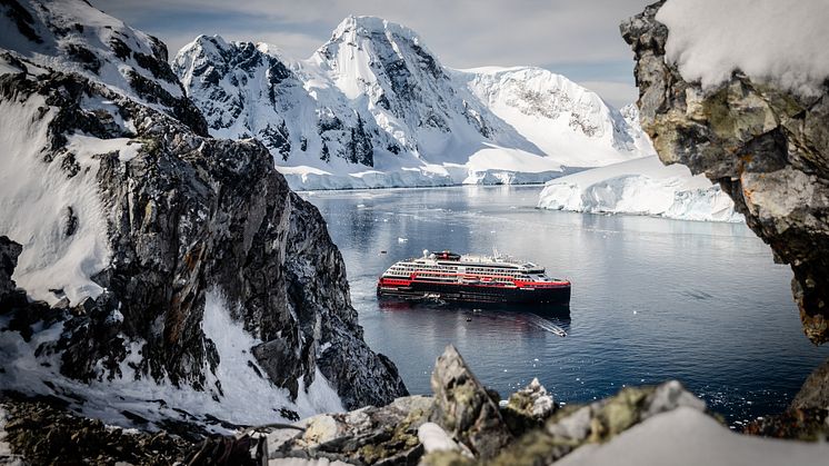 HX Hybrid-Expeditionsschiff MS Roald Amundsen in Orne Harbour, Antarktis