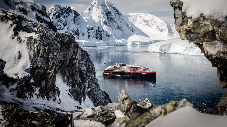 Orne Harbour (c) HX Hurtigruten Expeditions & Oscar Farrera 