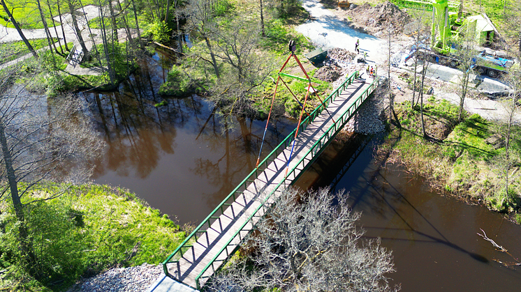Bild från när bron lyftes på plats i april. Foto: Örebro kommun.