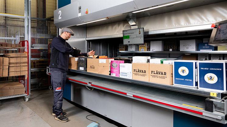 Genom Multiplock och Put to screen kan vi plocka flera order samtidigt utan spring. Lådan med vin och sprit kan hämtas komplett, som en orderrad, för att adderas till det andra varuplocket till samma kund.