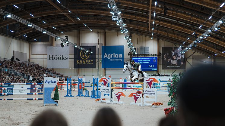 Jönköping Horse Show lockar årligen över 25 000 besökare och några av världens bästa ryttare. På bilden syns Peder Fredricson och Catch Me Not S på väg mot seger i Jönköping Grand Prix 2022. 