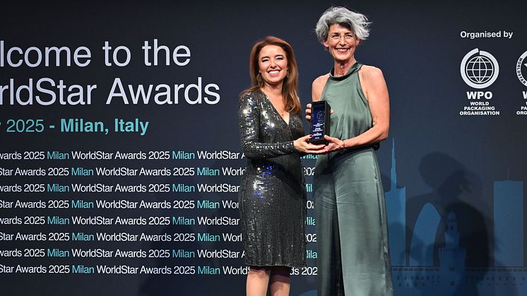 Judith Moog (rechts), Gründerin und Inhaberin von BIO PLANÈTE, nimmt den WorldStar 2025 von WPO-Präsidentin Luciana Pellegrino entgegen. 