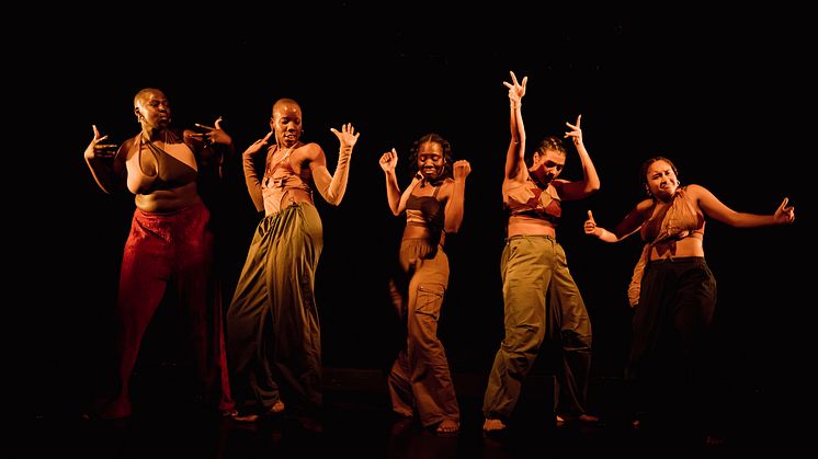 "The barefoot diva" turnerar med Dansnät Sverige under våren 2025. Foto: Morgan Eloy