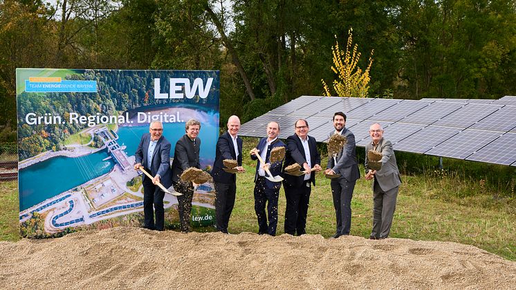 Spatenstich zum neuen Batteriespeicher in Gersthofen: im Frühsommer nächsten Jahres wird das Hybridsystem aus Wasserkraft und Batteriespeicher in Betrieb gehen. (Foto: LEW / Jonas Ziegler)