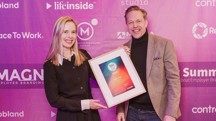 Nataly Lamkén och Magnus Liljeqvist tar emot Sigma Groups pris i SM i Employer Branding.