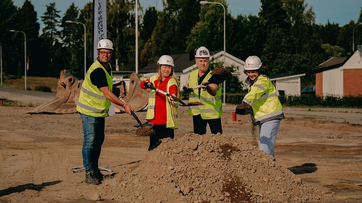 Från vänster: Kurt Nyström, vd Contractor Skellefteå, Evelina Lundgren, köpare, Lorents Burman, kommunalråd Skellefteå kommun, Ulrika Nyström, affärsområdeschef Riksbyggen