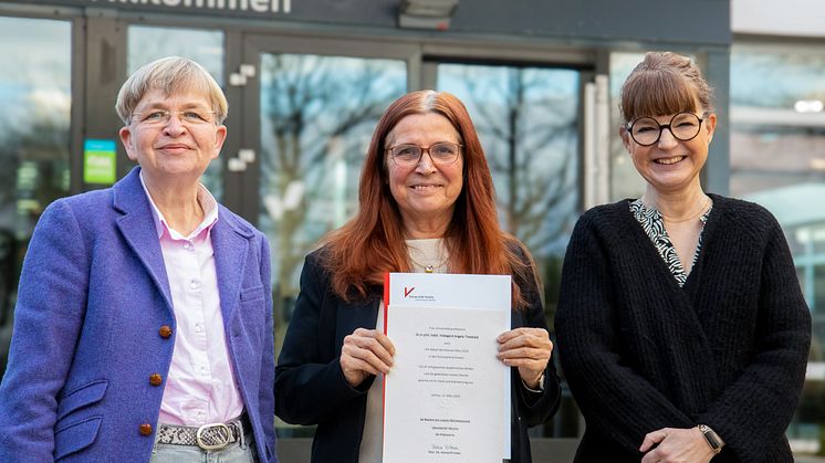 Bei der Urkundenübergabe: vl. Vizepräsidentin Dr.in Marion Rieken, Prof.in Dr.in Hildegard Theobald und Prof.in Dr.in Nina Oelkers, Dekanin der Fakultät I