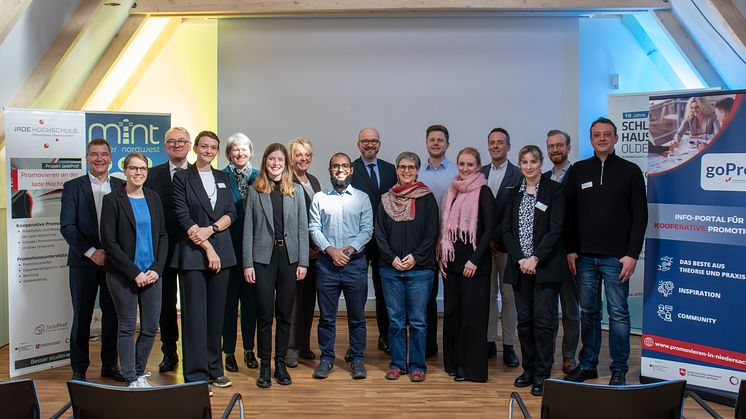 Die Präsidien der beteiligten Hochschulen freuen sich mit Rüdiger Eichel (Mitte) vom nds. Ministerium für Wissenschaft und Kultur zusammen mit den Promovenden über einen geglückten Start der Kooperationsplattform GoProm. Foto: P. Kreimer/Uni Vechta