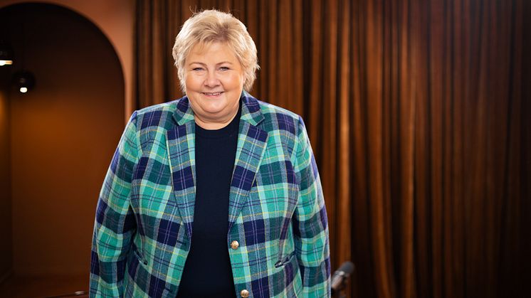 Inntok sofaen på Horde-kontoret: Erna Solberg gjestet podkasten Økonomiamatørene.                                                Foto: Olve Austefjord.