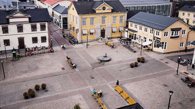 Rådhustorget stängs på prov av för fordonstrafik nästa sommar för att främja torget som mötesplats.  Foto: Maria Fäldt