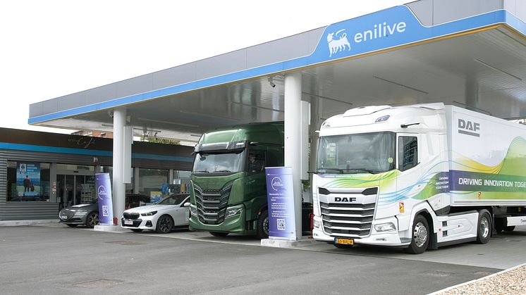  IVECO deltager i øjeblikket i Tour d’Europe – en europæisk kampagne med over 30 partnere – med det formål at fremhæve de vedvarende brændstoffers rolle i omstillingen til klimaneutralitet inden 2050.
