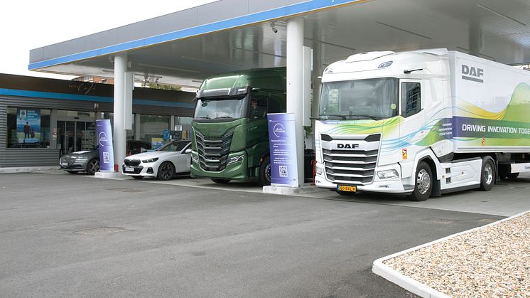 IVECO osallistuu parhaillaan eurooppalaiseen Tour d’Europe -kiertueeseen, jossa on mukana yli 30 kumppania tavoitteenaan nostaa esiin uusiutuvien polttoaineiden rooli siirtymässä ilmastoneutraaliuteen ennen vuotta 2050.