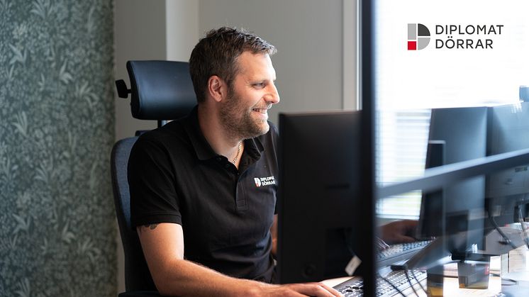 Bilden visar Simon Carlsson vid sitt skrivbord.