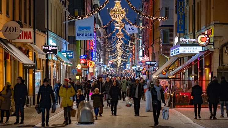 Ångest över vår ekonomi kan få oss att köpa ännu fler julklappar. Det visar ny forskning från Högskolan i Skövde.