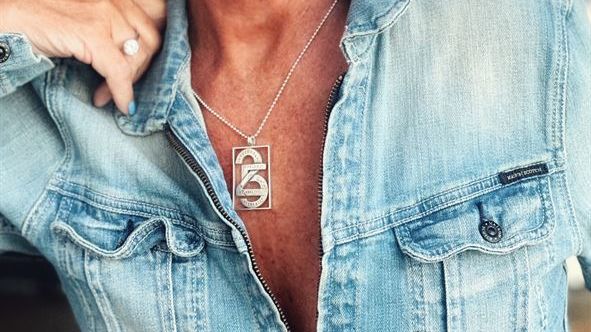 Efva Attling designar Stockholm Prides jubileums-DogTag