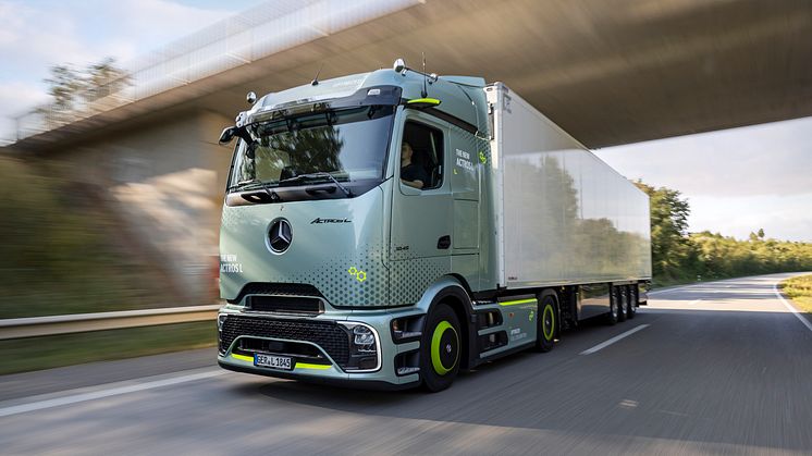 Den nya generationen av Mercedes-Benz Actros i fjärrutförande sticker ut med sin helt nya aerodynamiska design. I kombination med uppdaterad drivlina ger detta lastbilen 8 % lägre bränsleförbrukning.