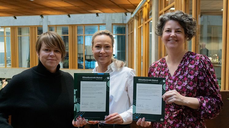 På bild: Katrin Stjernfeldt Jammeh, kommunstyrelsens ordförande Malmö stad, Anette Gregow, Kommunikations- och hållbarhetsdirektör Skånemejerier och Sofia Hedén, Kommunalråd Miljö och service, Malmö stad