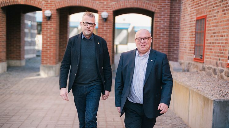 Martin Åsman (till vänster) påbörjar nu den successiva övergången för att efterträda Lars Ericsson (höger) som kommunchef. 