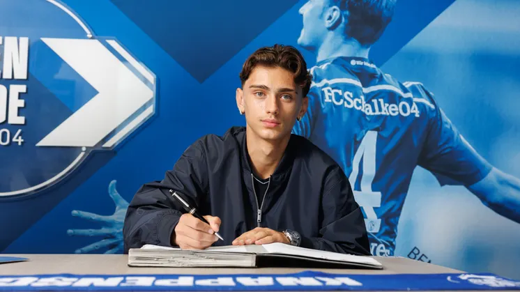 Wesley Krattenmacher unterschreibt Vertrag