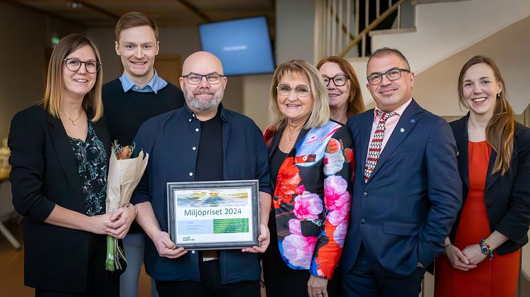 Umeå kommuns miljöpris 2024 har tilldelats Returbutiken Umeå kommun. Från vänster Emelie Johansson, arbetsledare, Jona Wikars, handläggare och Ola Lundberg, verksamhetschef  för Arena för prövning/Returbutiken Umeå kommun.