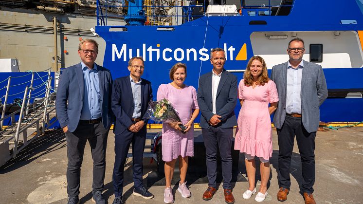 Representanter fra Multiconsult og GOT Marine døpte båten: Tore Prestjord, Lars Thomas Nordkild, Grethe Bergly, Øystein Sunde Pedersen, daglig Kari Sveva Dowsett og Andre Rustad. Foto: Emma Færevåg