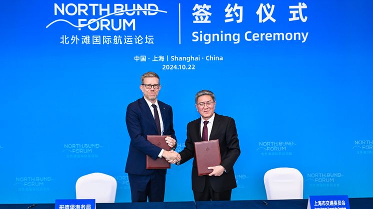 Göran Eriksson, CEO of The Port of Gothenburg and Yu Fulin, Director General of Shanghai’s Transport Commission at the signing ceremony on North Bound Forum in Shanghai on October 22. Photo: North Bound Forum.