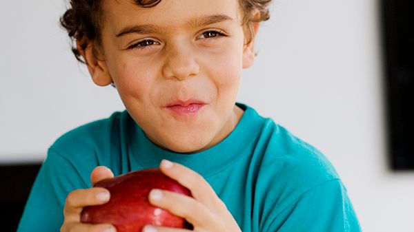 Jordbruksverket förändrar upplägg och regler för skolmjölksstödet inom ramen för EU:s skolprogram till att även gälla frukt. Foto: Hans Bjurling/Scandinav bildbyrå