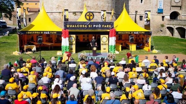 Samhällstjänst med Scientologys volontärers ikoniska gula tält