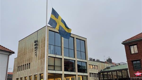 Flaggan på halvstång för att hedra offren och uttrycka vår sorg i den tragiska händelsen i Örebro, utanför stadshusets entré.